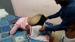 आंटी कमर दर्द से घोड़ी बनी हुई थी लड़के ने पेंटी निचे करके लंड डाला Thumb