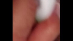 Metiendo todo el cepillo de dientes en mi vagina me hace muy feliz Thumb