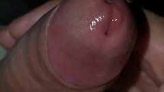 очень крупный план красная головка и свежий сок из члена Thumb