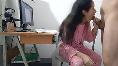 padrastro interrumpe mi trabajo solo para derramar su semen en mi pijama rosa sexo casero. Thumb