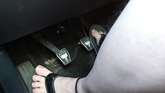 Barfu&szlig_ in Flip Flops ** Auto fahren ** Thumb