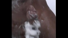 Dotado fazendo voc&ecirc_ gozar em 1 min neg&atilde_o gostoso no banho com pau muito duro gozando go Thumb