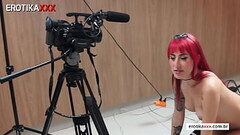 Machos batendo punheta pra atriz porn&ocirc_ Karol RedXX - Bastidores da EROTIKAXXX - CENA COMPLETA  Thumb