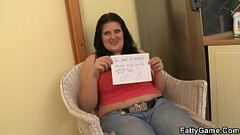 Shaved pussy brunette bbw seduces lad for play Thumb