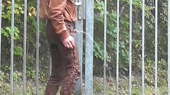 pissen in braunem Leder Thumb